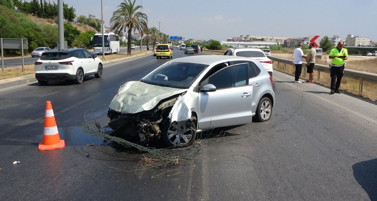 Hurdaya dönen araçtan burunları kanamadan çıktılar