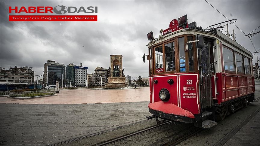 Beyoğlu'nda çöken bina nedeniyle tramvay seferleri durdu