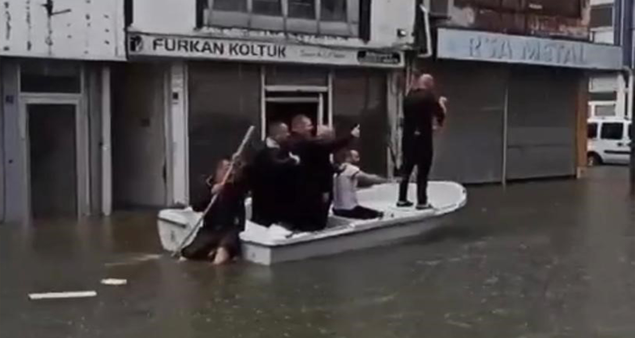 Sel vuran sanayide kayıkla gezenler gündem oldu