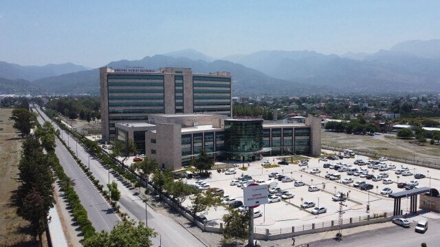 Hatay Dörtyol Devlet Hastanesi kale gibi ayakta! Sismik izolatörle devasa sağlık üssünden taş bile düşmedi.