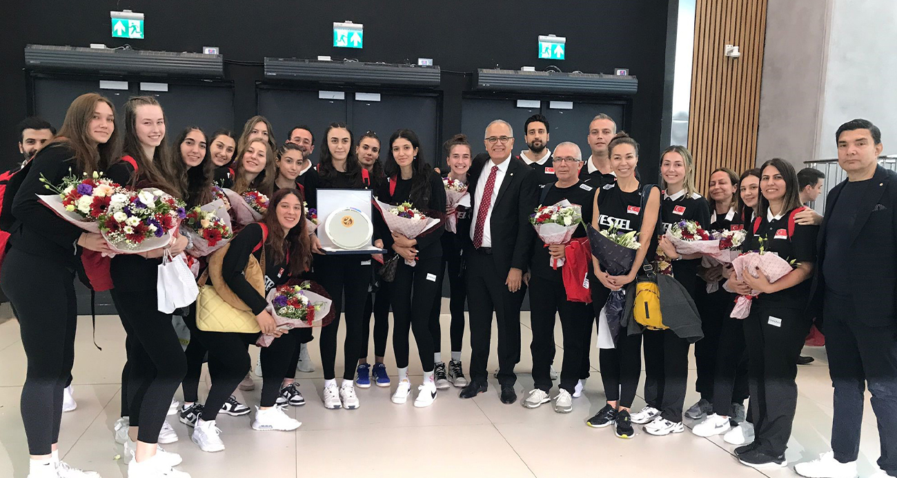 Dünya ikincisi olan U19 Kız Voleybol Milli Takımı yurda dönüş yaptı