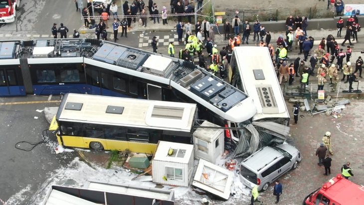 Alibeyköy de tüyler ürperten kaza Tramvay ve İETT otobüsü ortalığı savaş alanına çevirdi