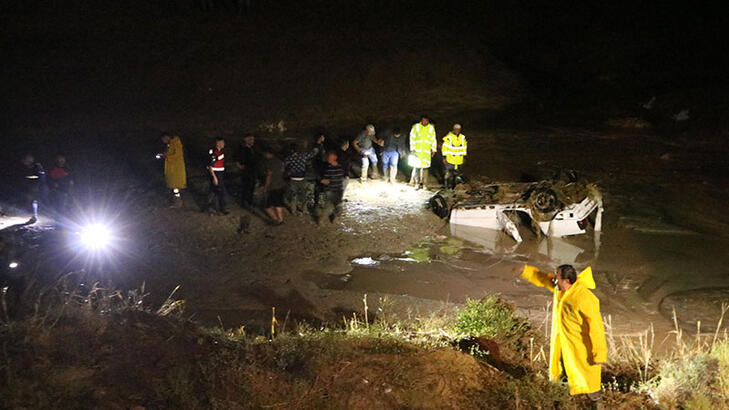 Nevşehirde otomobille sel suların kapılan çift hayatını kaybetti