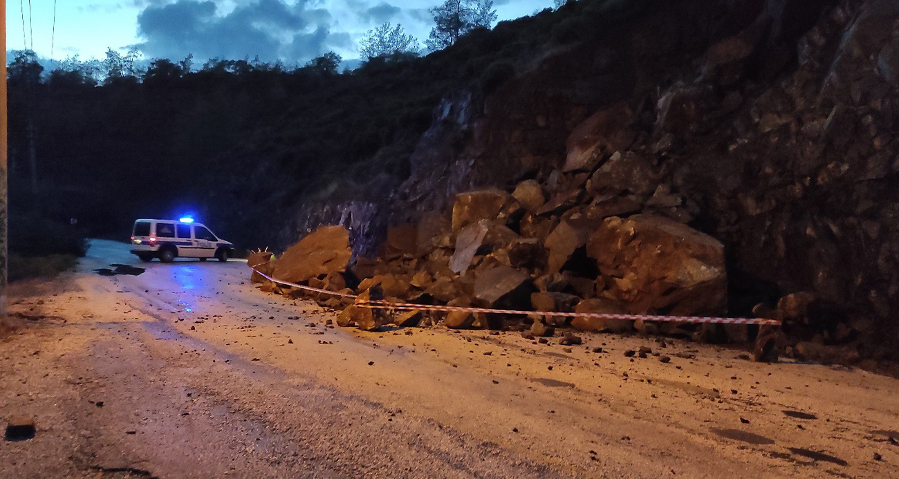 Fethiyede Şiddetli Yağış Toprak Kaymasına Neden Oldu