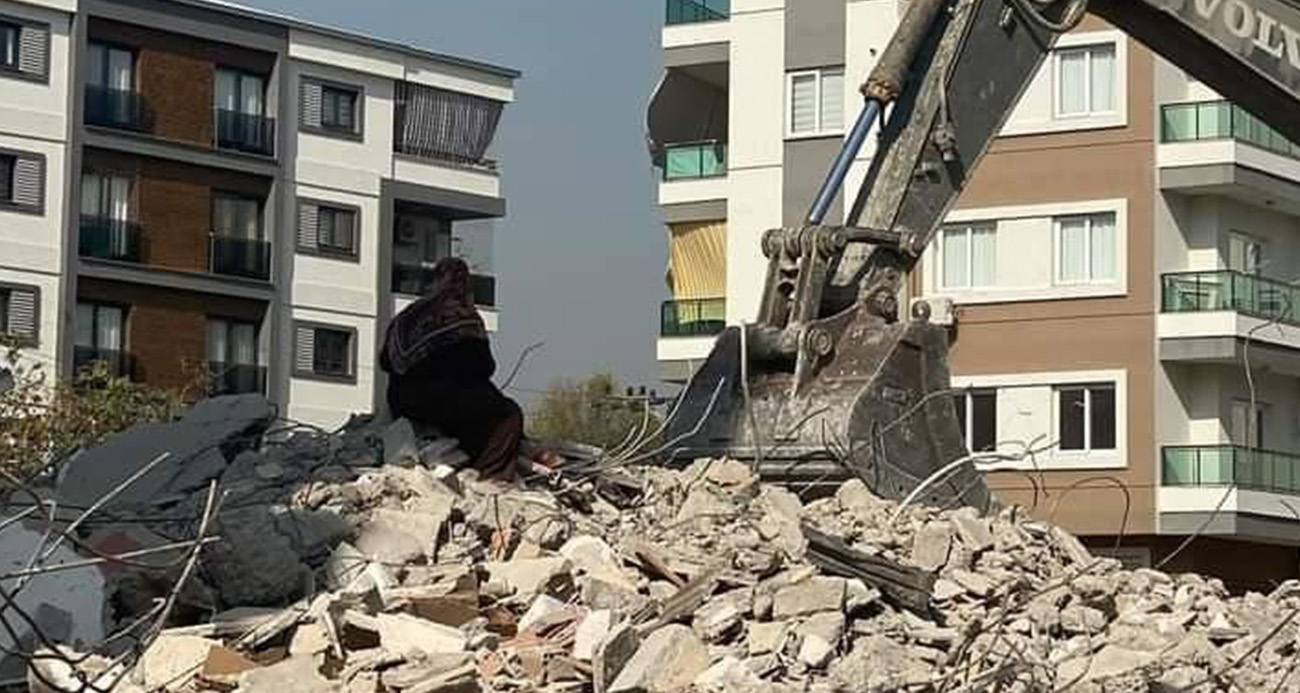 Yerinde dönüşüme tepki gösteren kadın enkazın üzerine çıkıp çalışmaları engellemek istedi