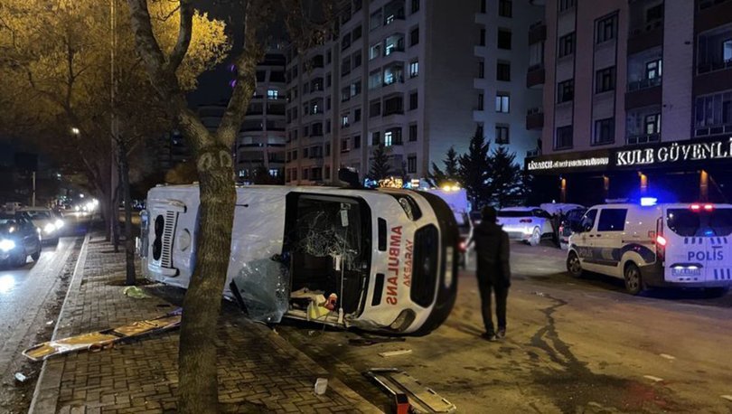 Konya da ambulans ile otomobilin çarpışması sonucu 4 kişi yaralandı