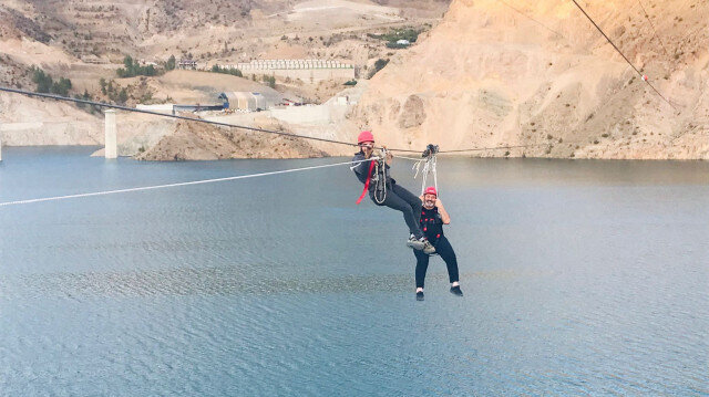 Belediye Başkanı zipline yaparken mahsur kaldı