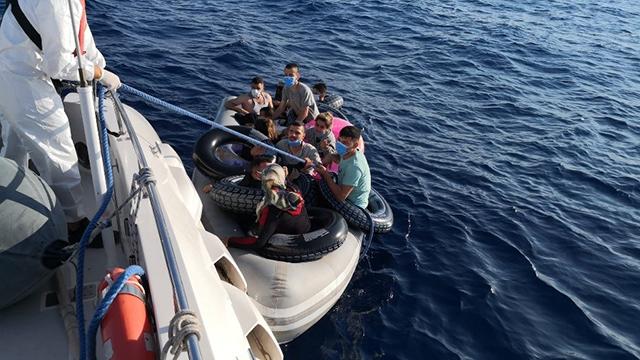 Yunanistan da düzensiz göçmenleri taşıyan aracın kaza yapması sonucu 1 kişi öldü