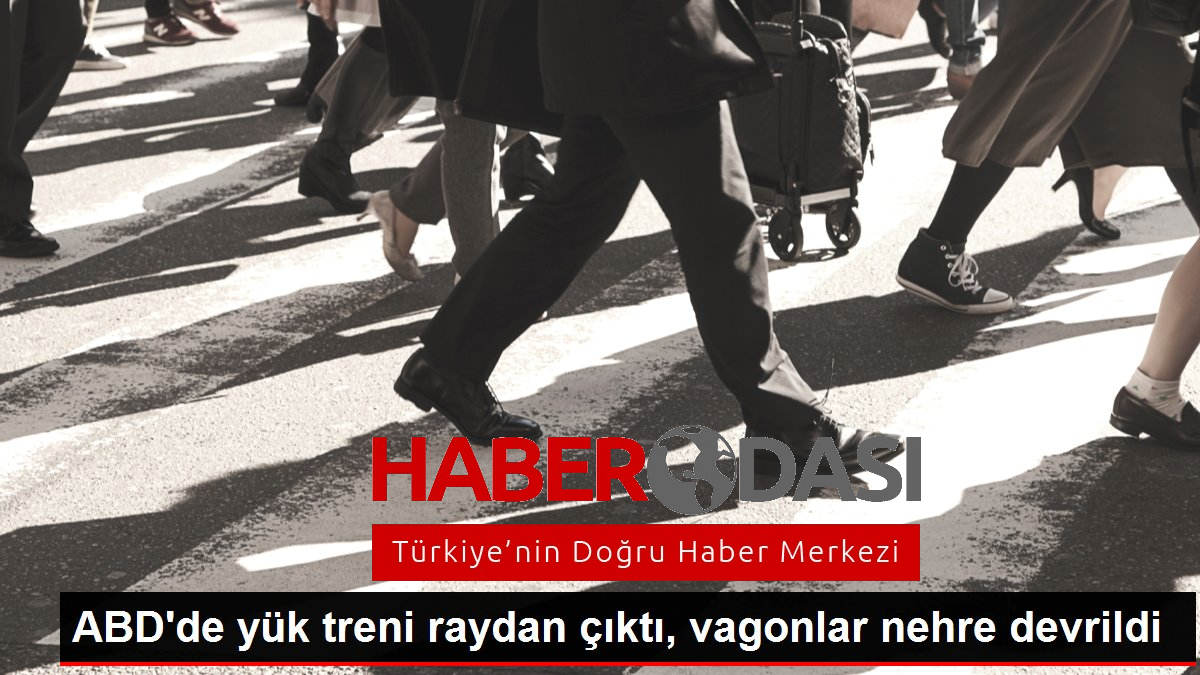 ABDde yük treni raydan çıktı vagonlar nehre devrildi