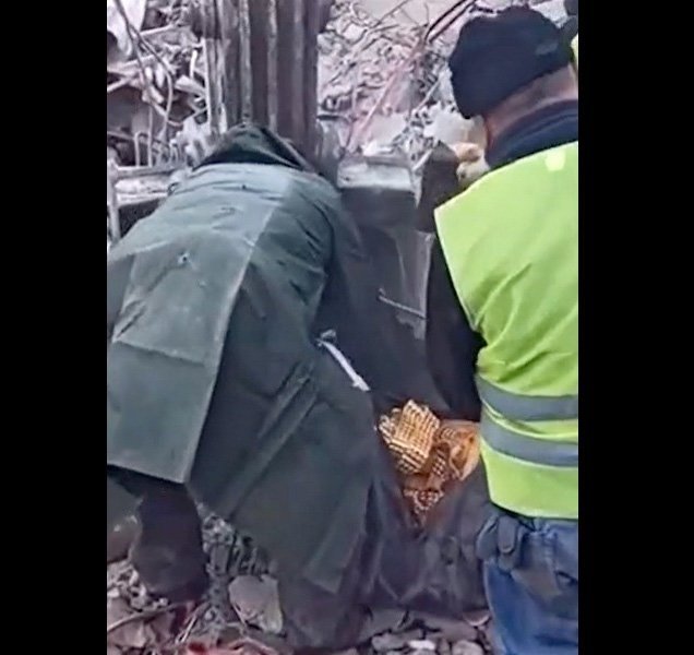 Çantadan 78 kilo altın çıktı! Enkazda çalışan ekipler şoke olmuştu | Altın kemerlerin kime ait olduğu ortaya çıktı.