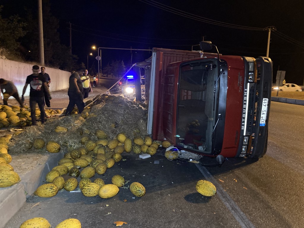 Virajı alamayan kavun yüklü kamyon devrildi trafikte uzun araç kuyruğu oluştu