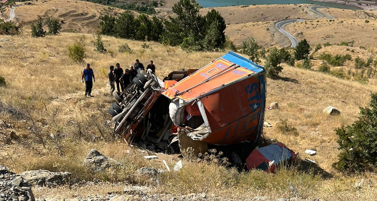 Freni patlayan kamyon şarampole devrildi 2 ölü 2 yaralı