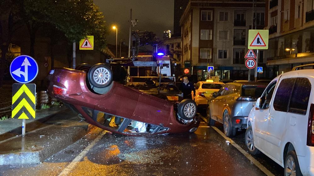 Şişlide sürücü dehşeti Patlak lastiğe aldırış etmeden yola devam etti refüje çıkarak takla attı