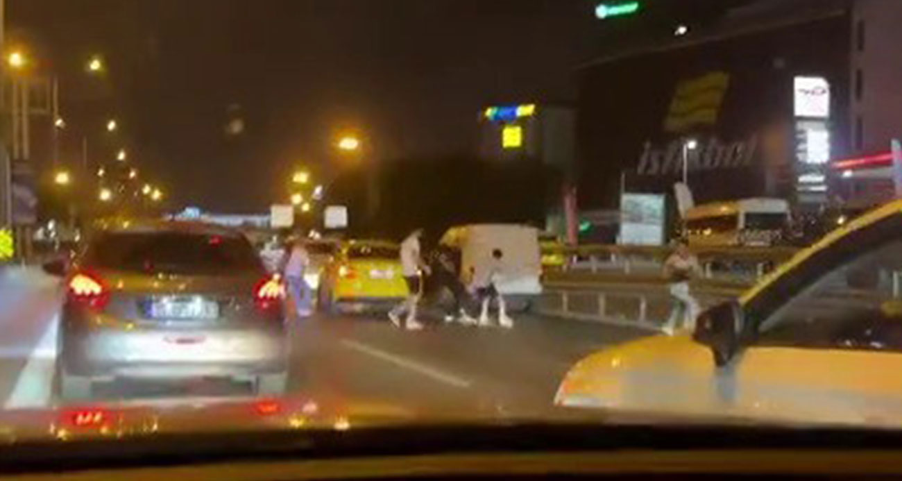 Kadıköyde yol kavgası Taksiciyi darp ettiler