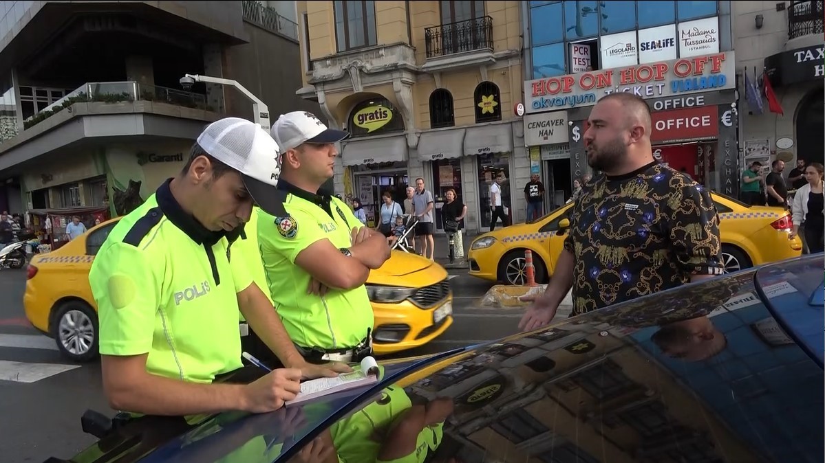 Taksimde denetime takılan adam polis ekiplerine hakaret etti Senin maaşını kim veriyor