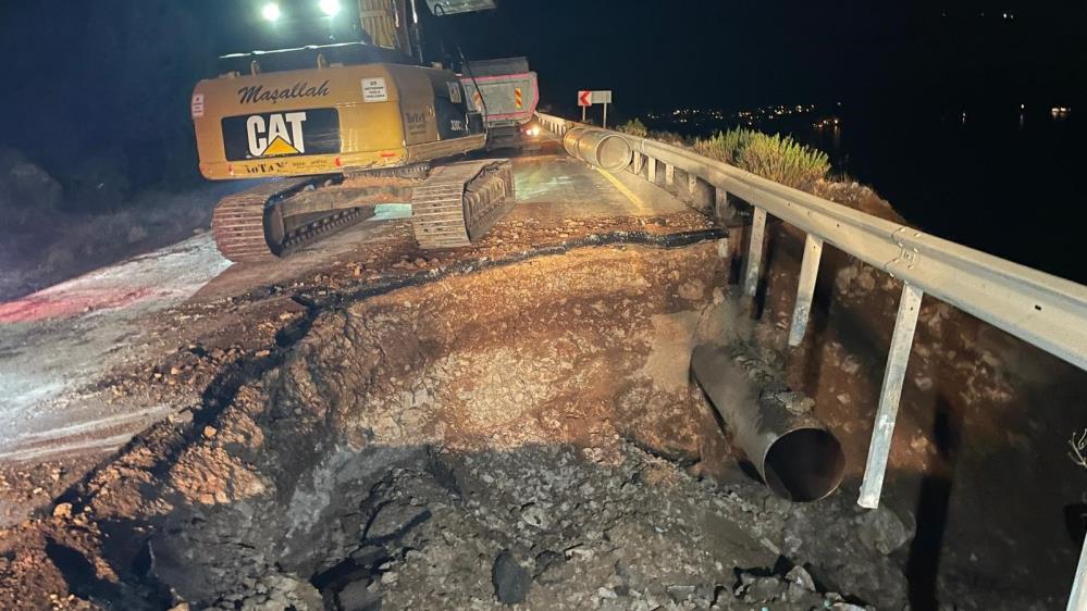 İsale hattı patladı yol çöktü