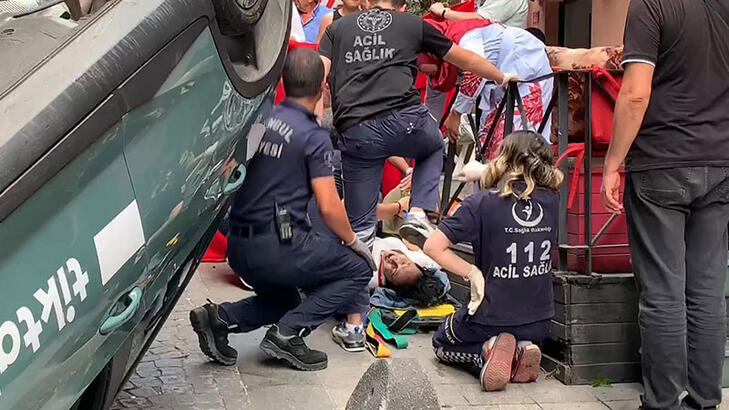 Beyoğlunda yol kenarındaki kadına çarpan otomobil takla attı