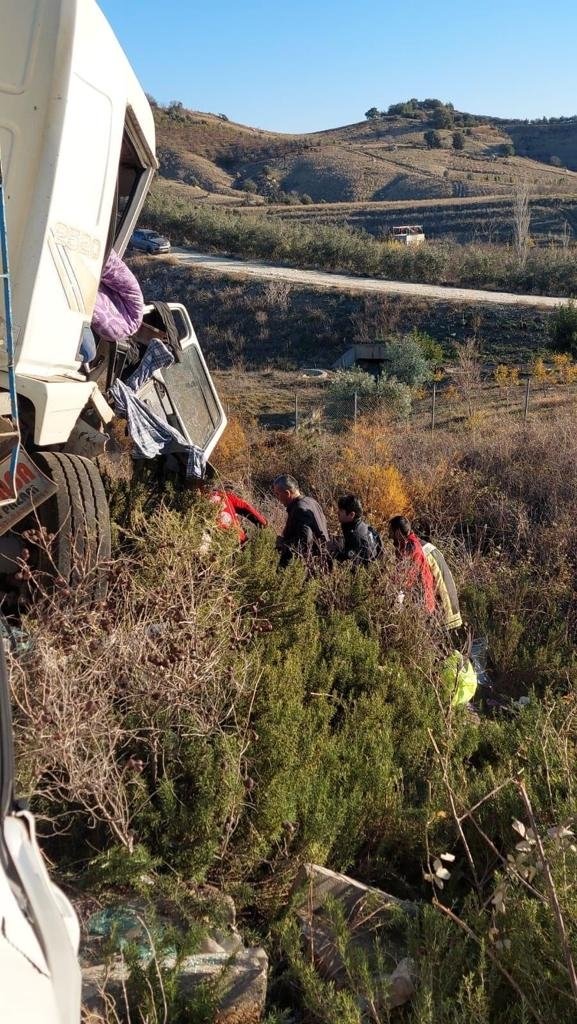 Otomobil kamyonun altına girdi 2 ölü