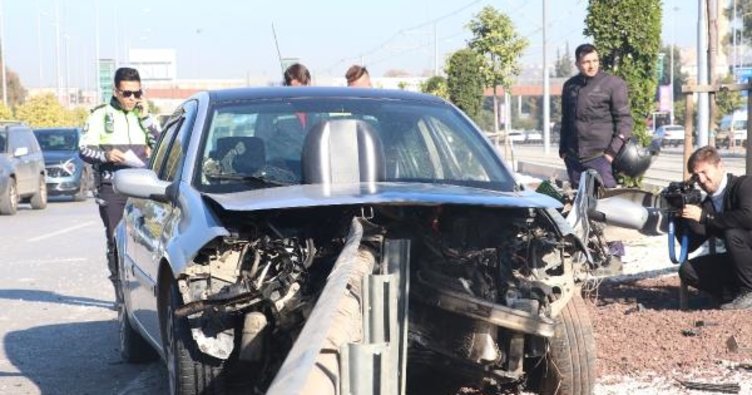 Antalya da feci kaza Bariyer sürücü kapısından çıktı Cansu araçta sıkıştı