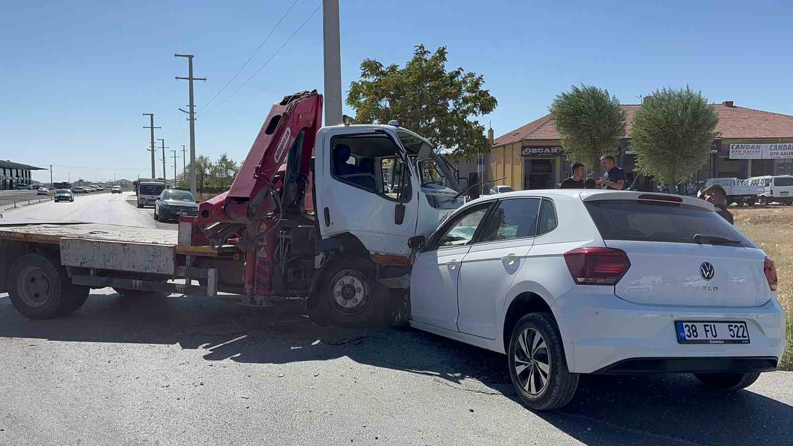 Vinç ile otomobil kafa kafaya çarpıştı 1 kişi yaralandı Kaza anı kamerada