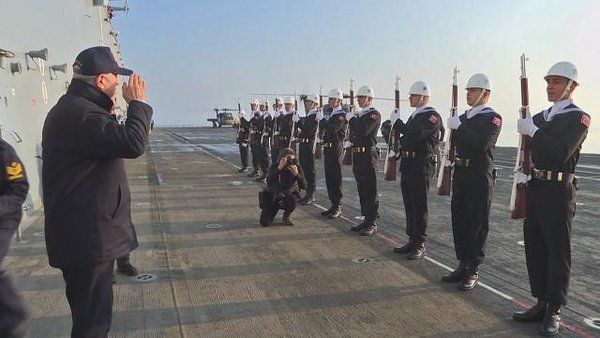 Bakan Akar dünyanın ilk SİHA gemisi ANADOLU yu inceledi