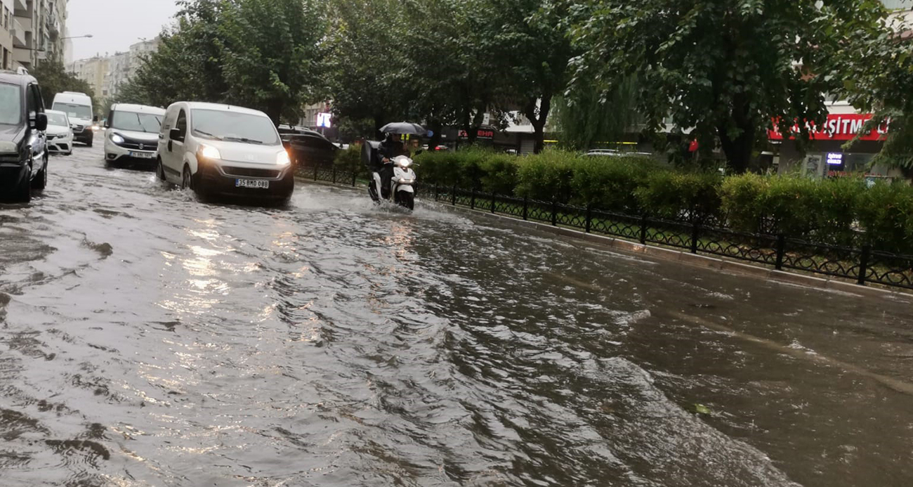 İzmir şiddetli sağanak caddeleri göle çevirdi