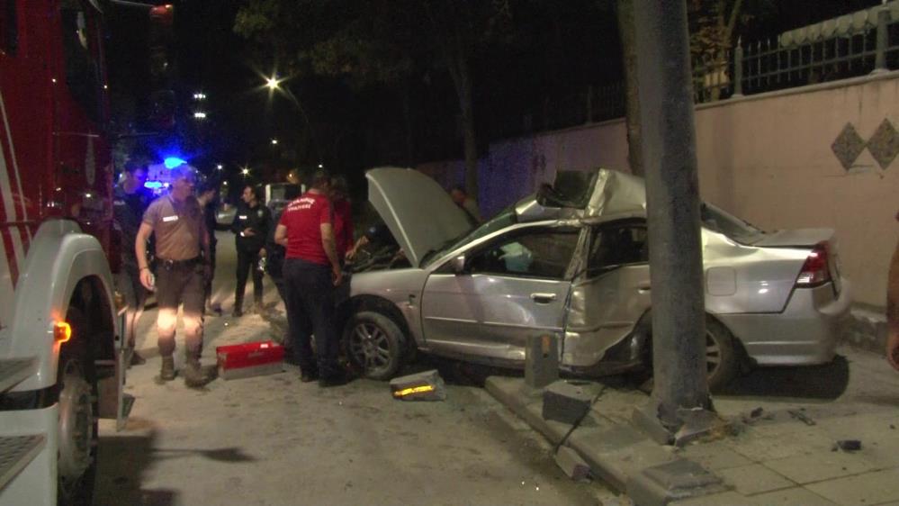 Üsküdarda kontrolden çıkan araç aydınlatma direğine çarparak durabildi 1 yaralı