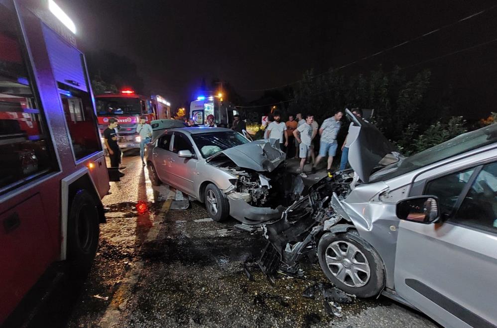 Sakarya da otomobil ile hafif ticari araç kafa kafaya çarpıştı 5 yaralı